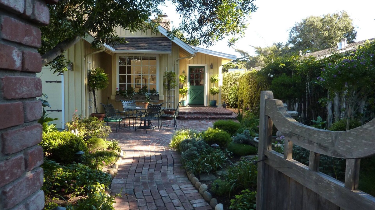 Carmel Point House | Cozy Cottage near the Sea and Carmel Beach