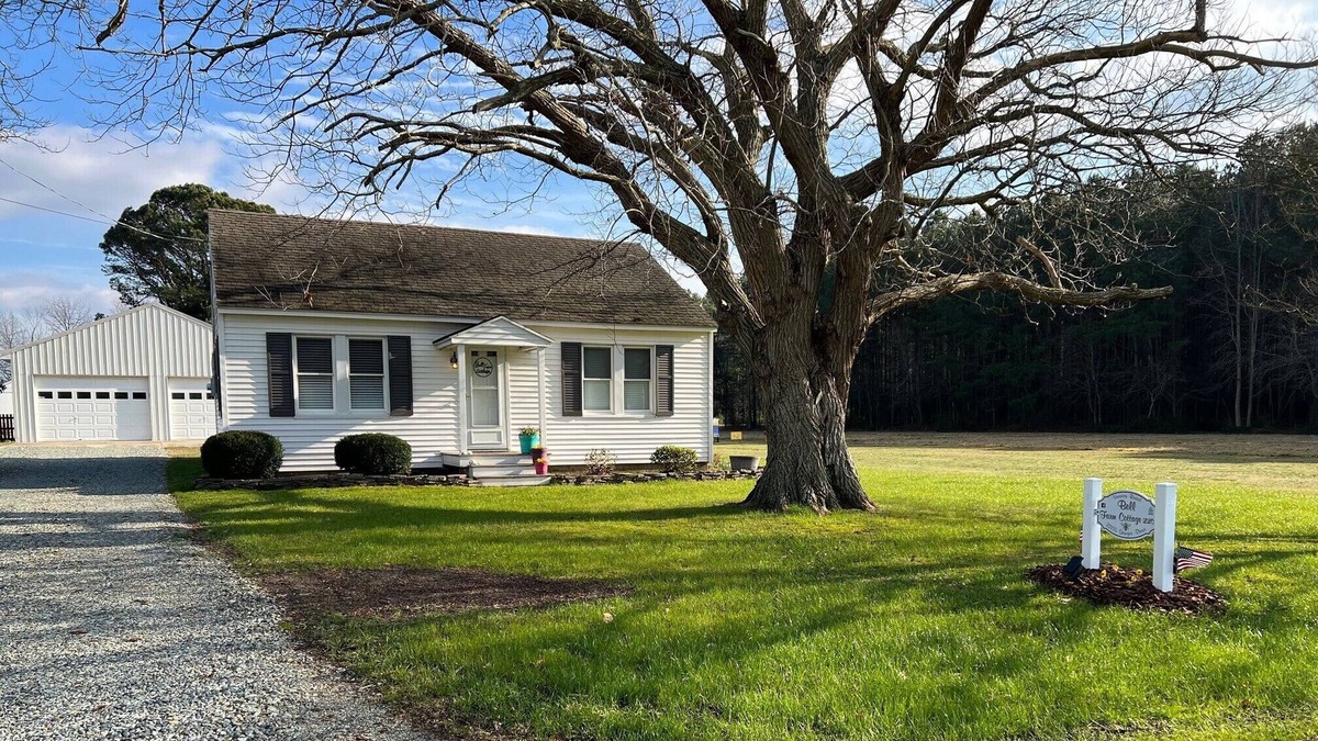 Greenbush Cottage | Cozy Cottage w/ comfy amenities close to Chincoteague VA