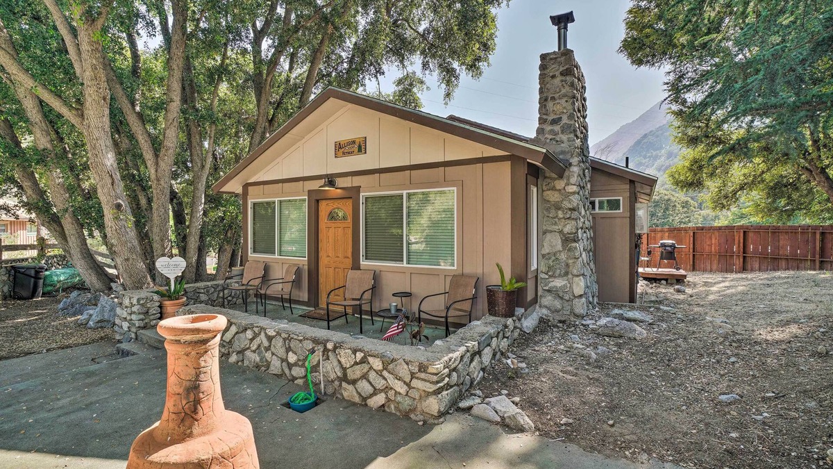 Mount Baldy Cottage | Cozy Cottage w/Grill - 5 Mi to Mt Baldy Resort!