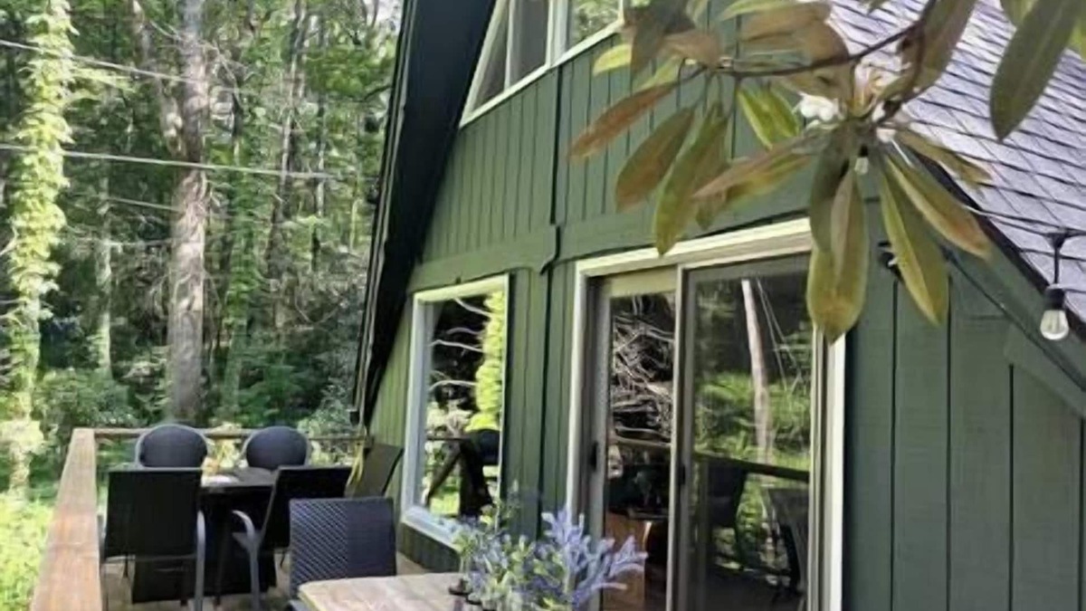Highlands Ski Chalet | Cozy Cottage w Hot Tub, 5 min walk to Main St