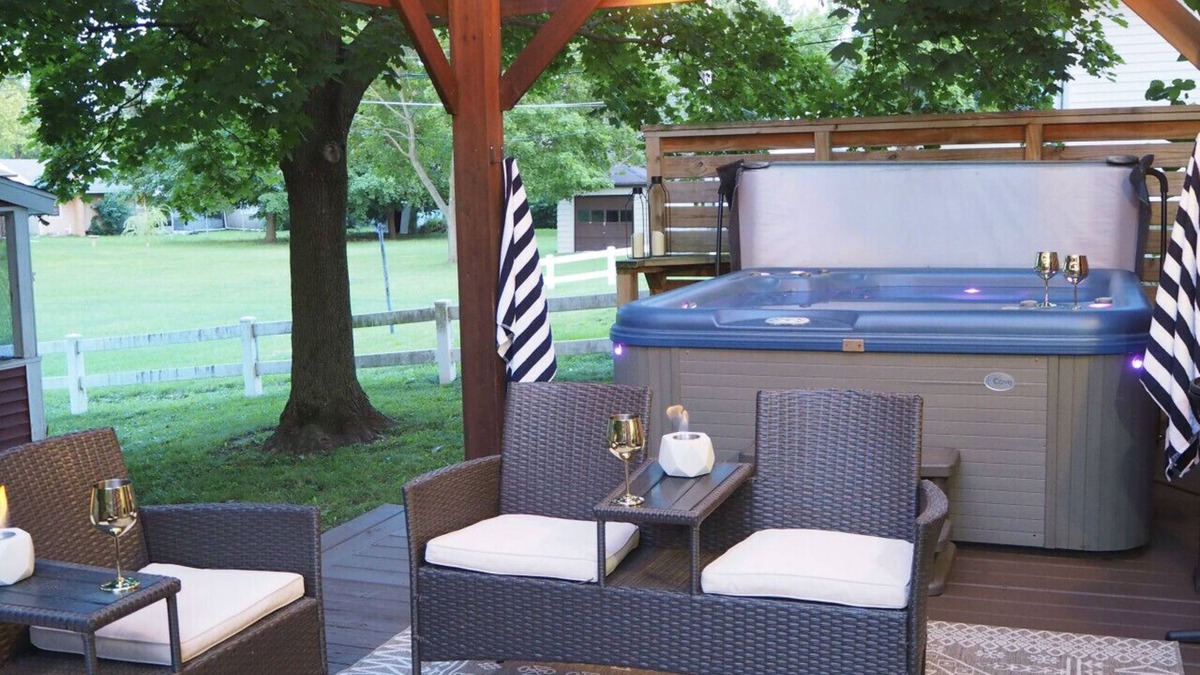 La Salle House | Cozy Cottage w/Hot Tub, 75" TV, Games, Kitchen