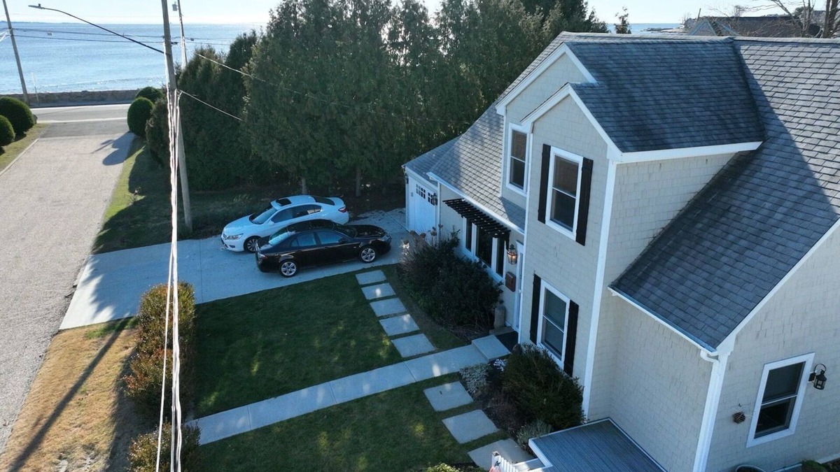 New London House | Cozy Cottage w/Lighthouse Views - Private Beach - Dedicated Office
