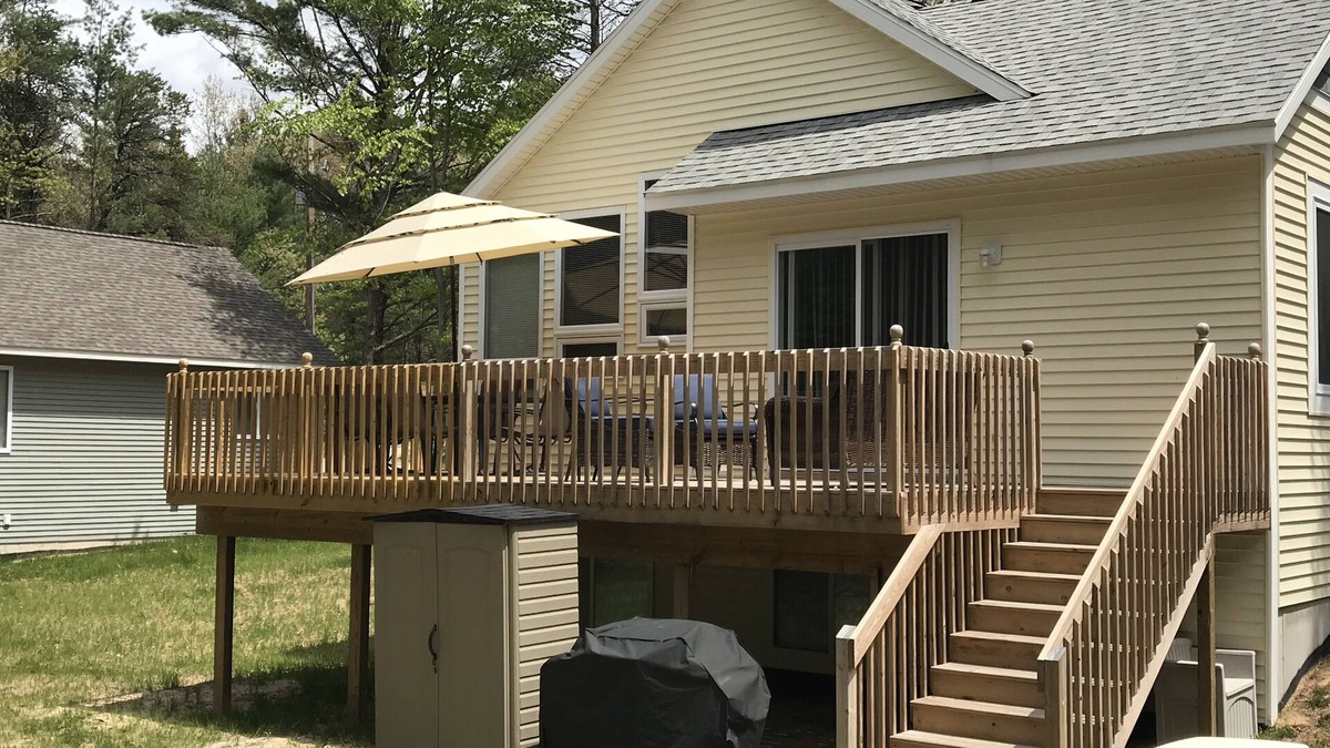 Pentwater House | Cozy Cottage w/Wifi-and private Lake Michigan beach access