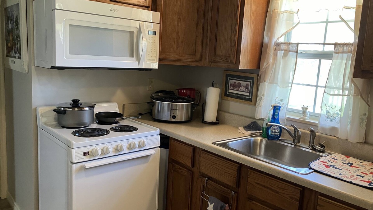 Hamilton House | Cozy cottage walking distance to historic Hamilton, Tx, downtown square.