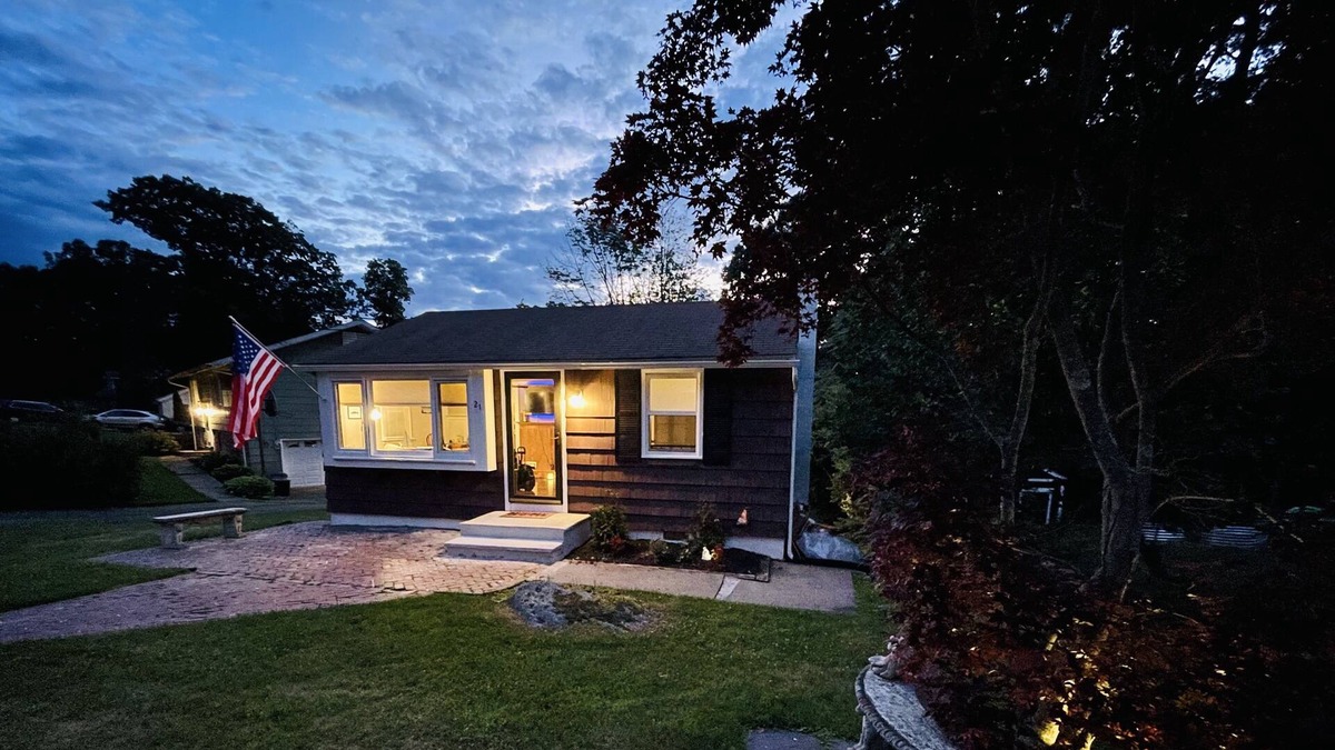 Lake Hopatcong Cottage | Cozy Cottage walking distance from the lake + gameroom!