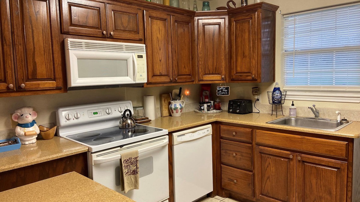 De Leon Cottage | Cozy cottage with 1 bedroom, full kitchen, and WiFi, AC on 60 acres in De Leon.