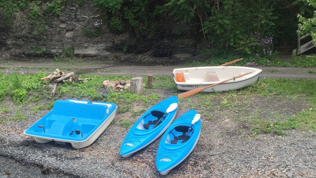 Valois Cottage | Cozy Cottage with 45' Lake Frontage and Kayaks