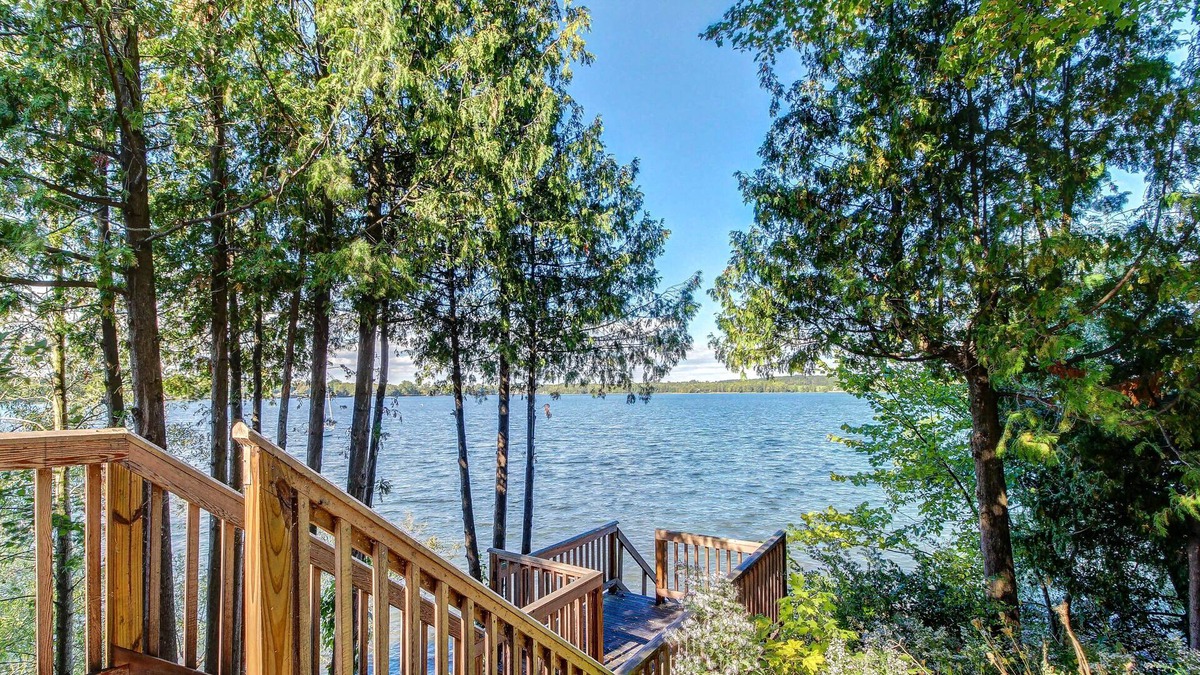 South Hero Cottage | Cozy Cottage with Dock, Kayaks, & Canoe - Come Enjoy Lakeside Living