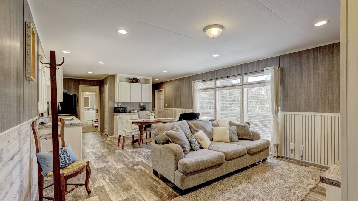 Norman Cottage | Cozy cottage with hot tub minutes from Norman by Lake Thunderbird