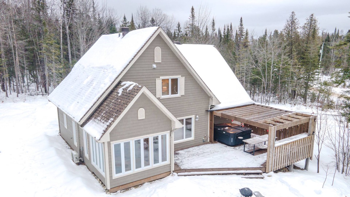 Saint Come Cottage | Cozy cottage with jacuzzi and access to lake
