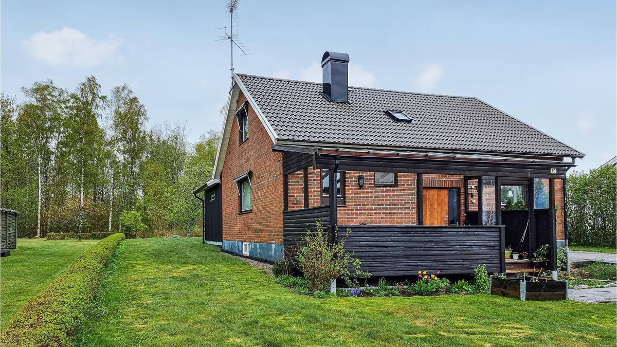 Tanum House | Cozy cottage with large garden and large balconies.