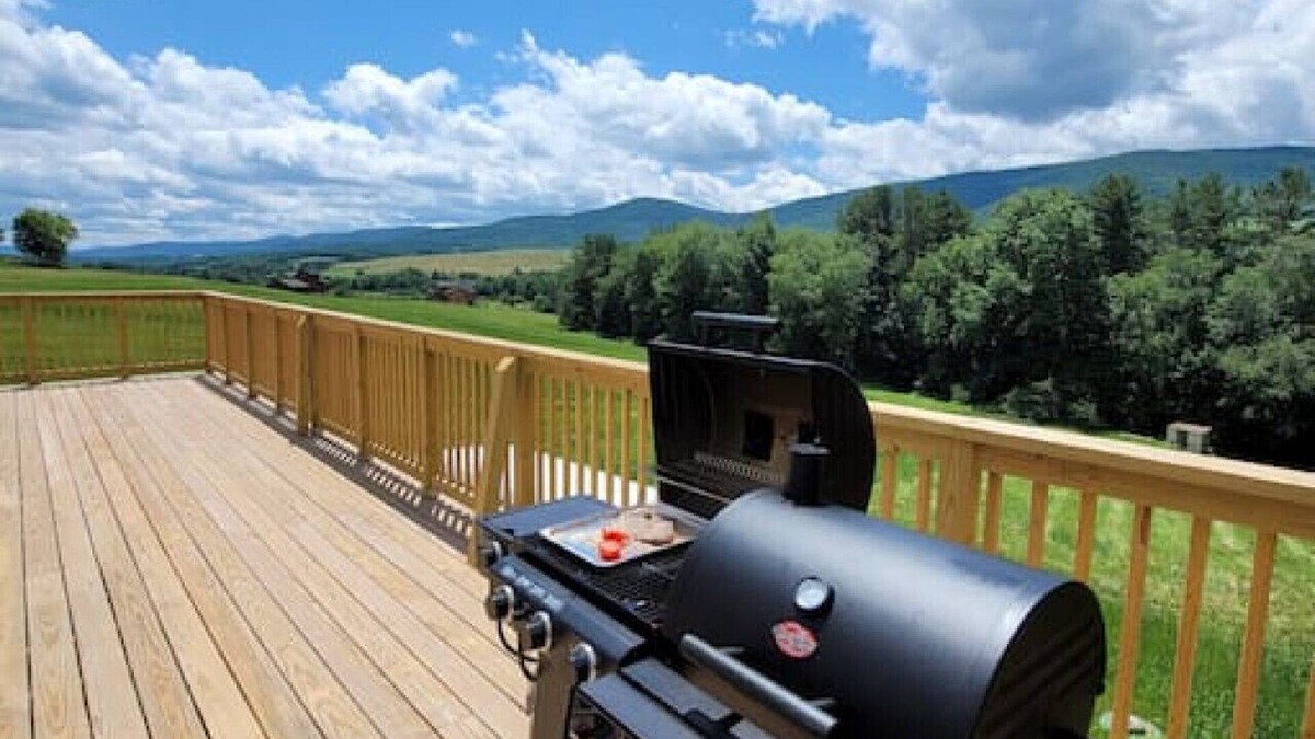 Stamford House | COZY COTTAGE WITH MOUNTAIN VIEW AT LAKEFRONT LOT