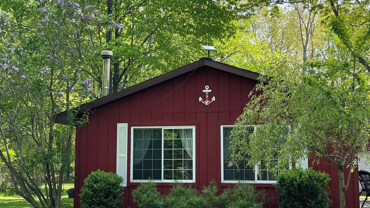 Port Austin Cottage | Cozy cottage with natural fire place!