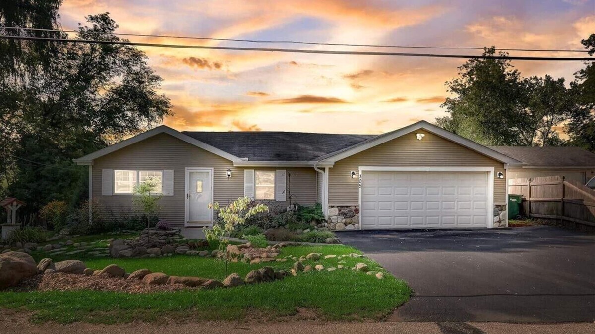 Powers Lake House | Cozy Cottage With Prairie & Lake Views Near Summer Activities & Lake Geneva
