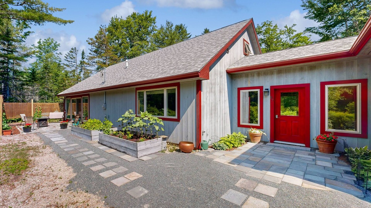Ellsworth House | Cozy cottage with private Washer/Dryer, wifi and hiking trails