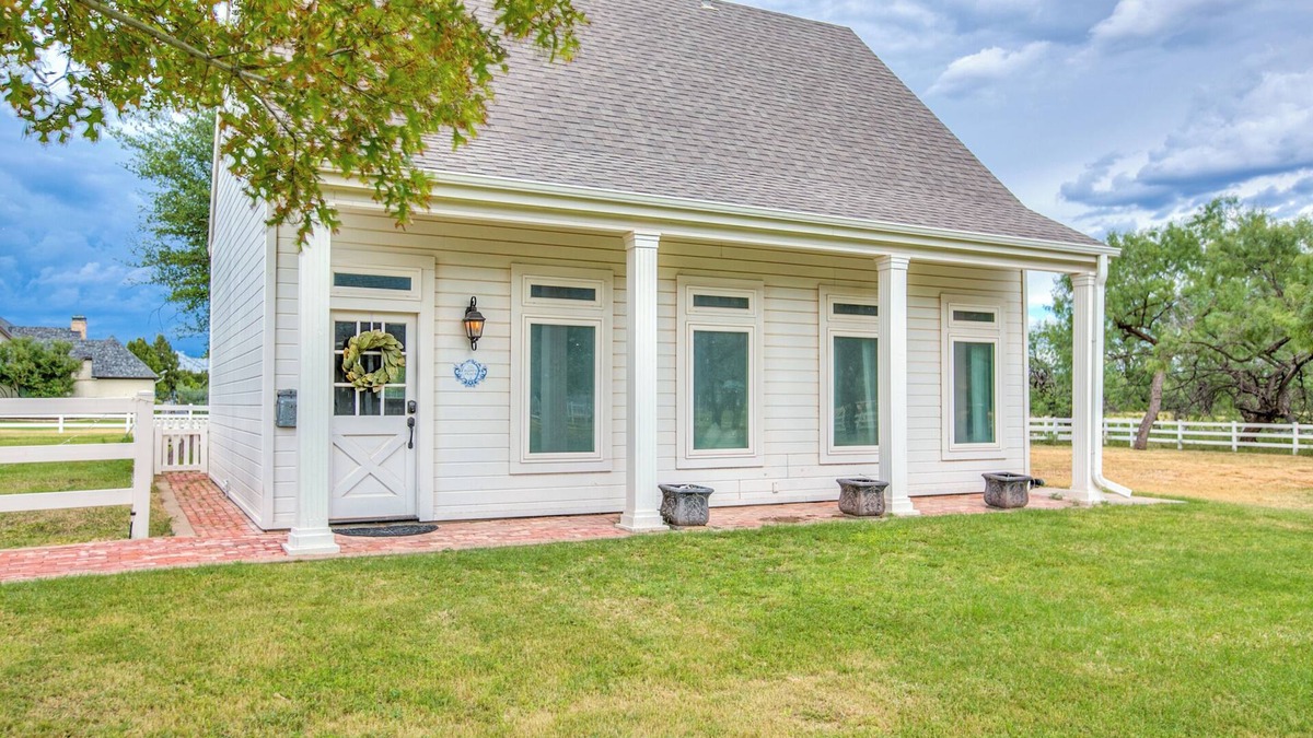 San Angelo House | Cozy Cottage with River Access