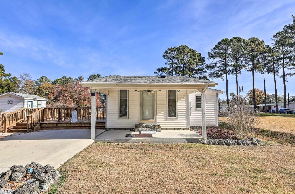 Oriental House | Cozy Cottage with Shared Dock on Dawson Creek
