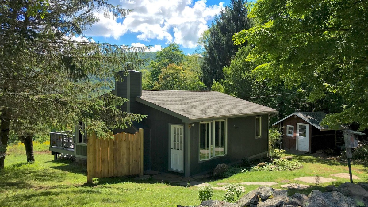 Fleischmanns Cottage | Cozy Cottage with Stunning Mountain Views