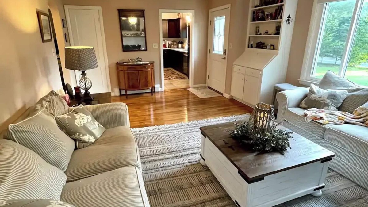 Mattapoisett Center House | Cozy cottage with walking trails, close to beaches and local history!