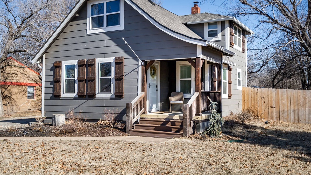 Wichita Cottage | Cozy Cottage within minutes of the airport, Zoo, and restaurants.