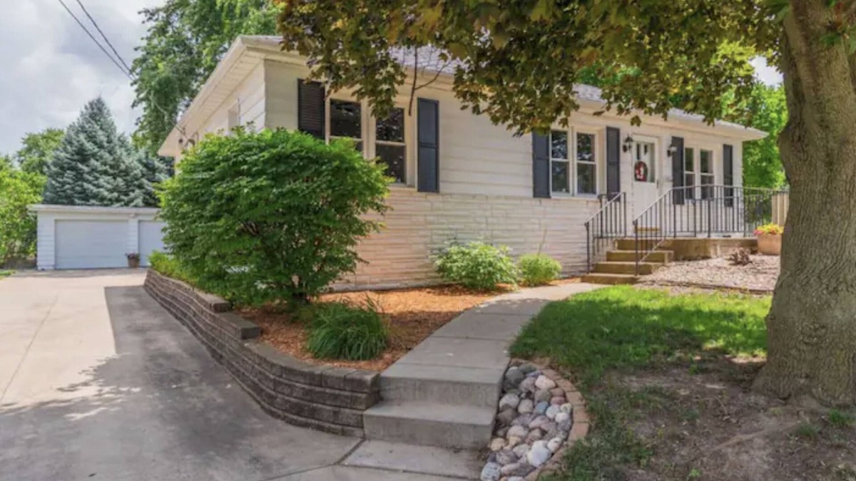 Normal House | Cozy Cottage - Within minutes to Rivian, ISU, IWU