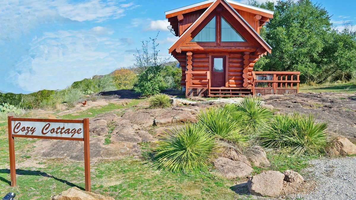 Marble Falls Cabin | Cozy Cottage: Your Perfect Lakeside Hideaway!