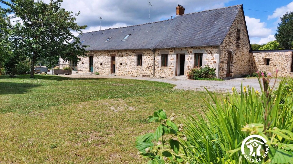 Saint-Ouen-des-Toits Cottage | Cozy Countryside Home with Private Garden, Near Laval - 4 Bedrooms, Pet-Friendly, Ideal Location