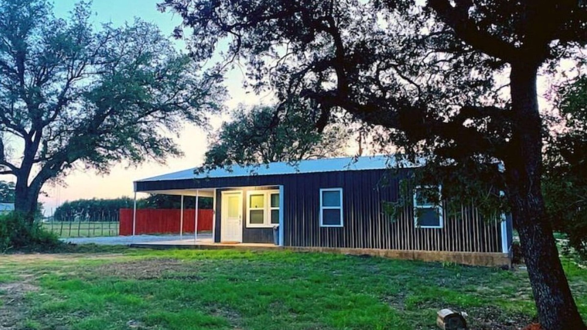Comanche House | Cozy Country Barndo with 3 bedroomd 1bath