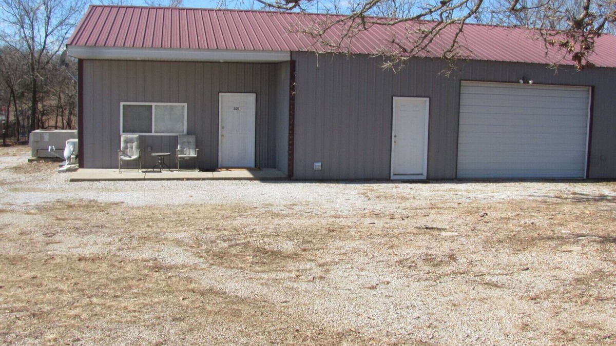 Greenfield House | Cozy Country Cabin! 1 mile from Lake and beach area!