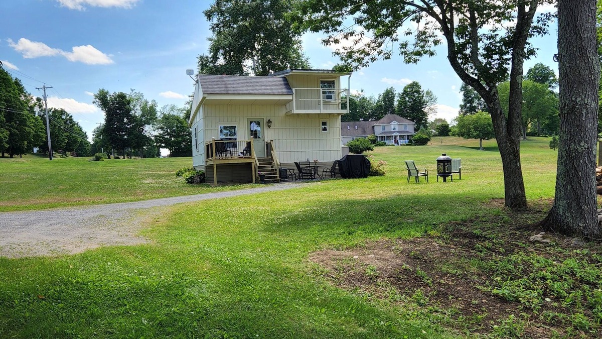 Greenwich Cottage | Cozy Country Cottage located in Greenwich, NY
