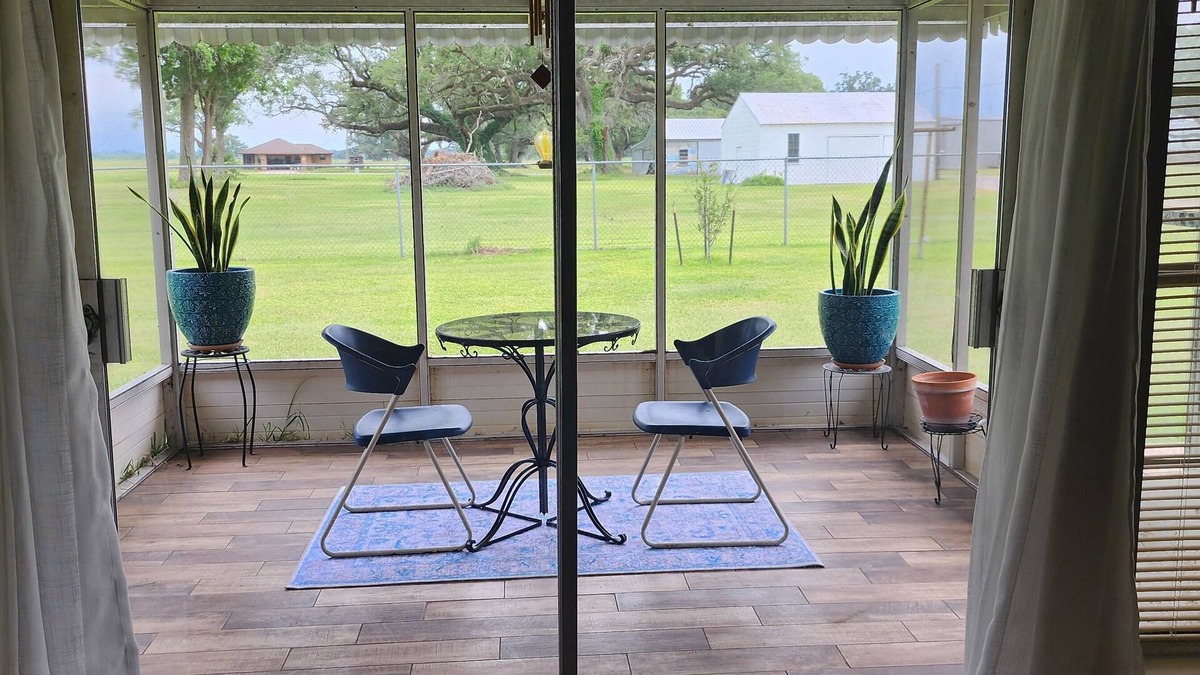 Iowa Colony House | Cozy Country Gateway