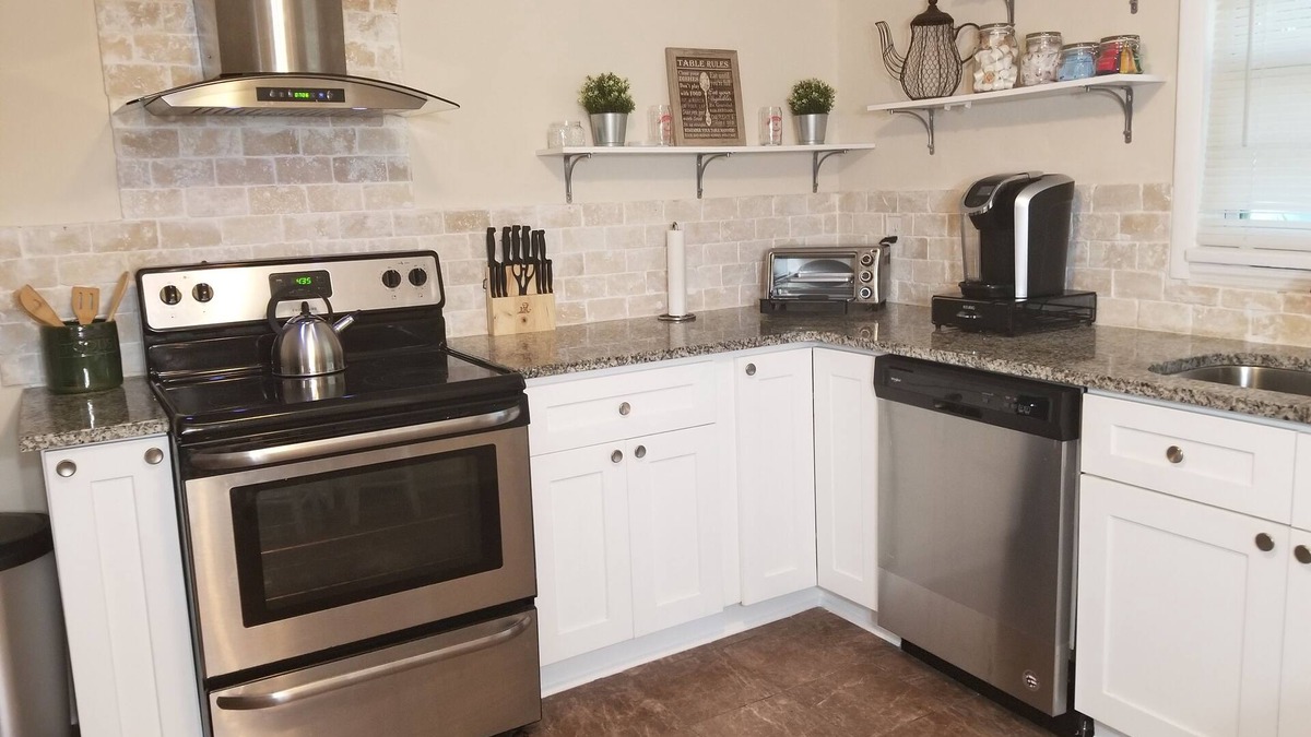 Tavares House | Cozy Country Home 4 Blocks From the Lake