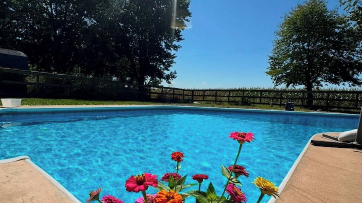 Goshen House | Cozy Country Home/Hot Tub/Pool/WI-FI/King Bed/Gym