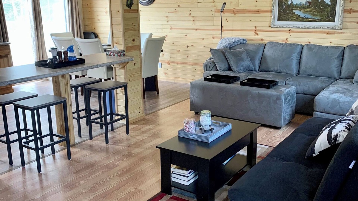 Thunder Bay House | Cozy Country Inn-country in the City. 3 bdm 2 bath home- renovated like new.n