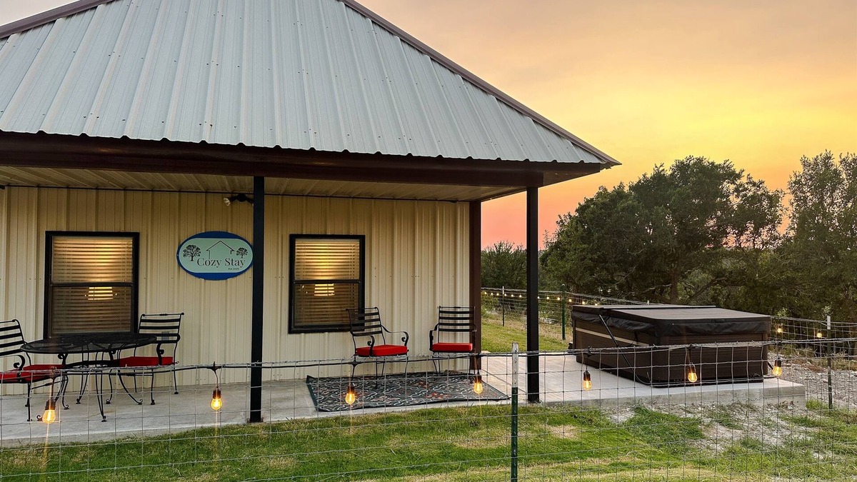 Goldthwaite House | Cozy Country Stay! Hot Tub + Nature Views
