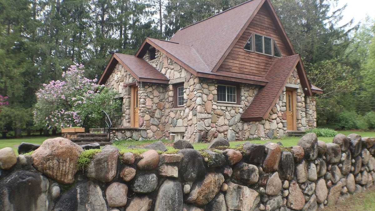 Paris House | Cozy Countryside Stone House & Pub with 20 acres of outdoor fun!