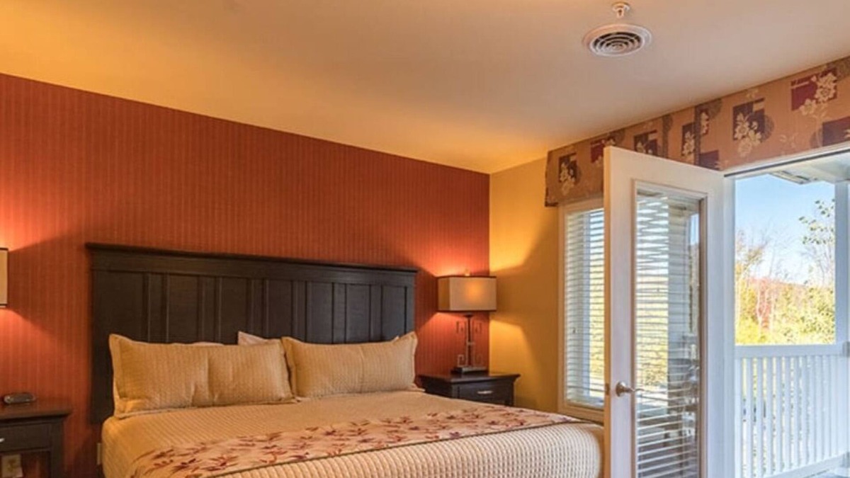 Brainard Condo | Cozy couple resort style condo overlooks the beautiful Massachusetts mountains.n