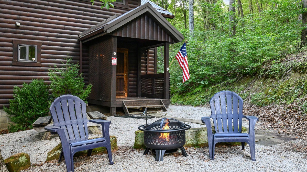 Laurelville Cabin | Cozy Couples Cabin! Hidden in the Woods of Hocking Hills!