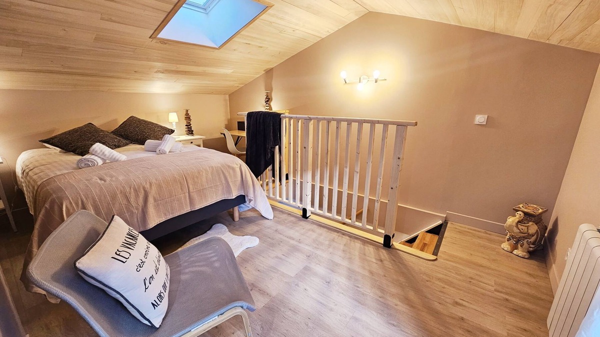 L'Isle-d'Espagnac House | Cozy courtyard side townhouse