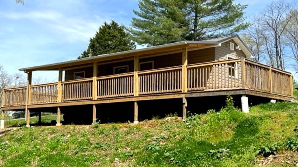Lucas House | Cozy Cove. A cozy one bedroom tiny home.