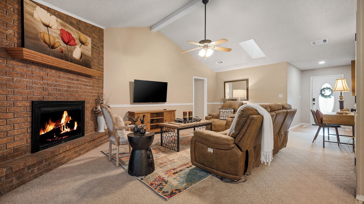 Van Buren House | Cozy Cove-Cute 3BR in Town