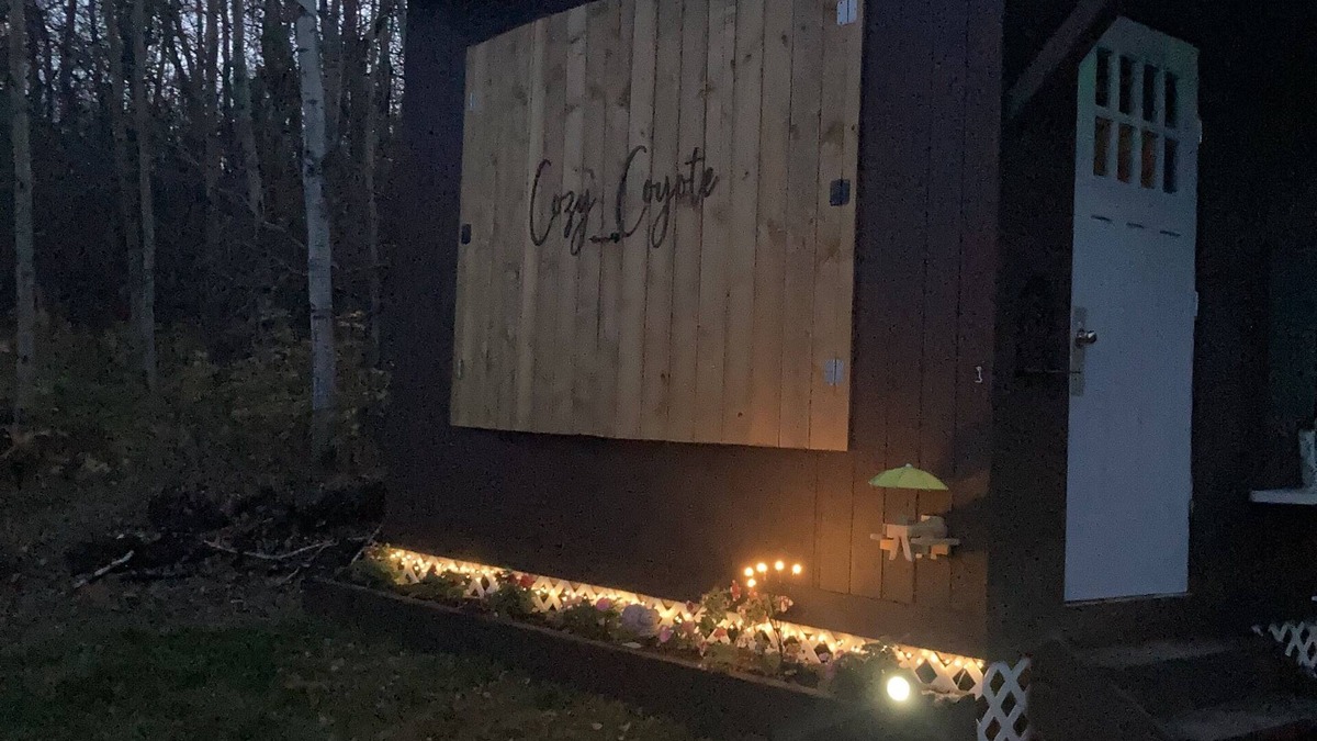 Division No. 11 Ski Chalet | Cozy Coyote Chalet Pet friendly off grid n25 mins from downtown Edmonton