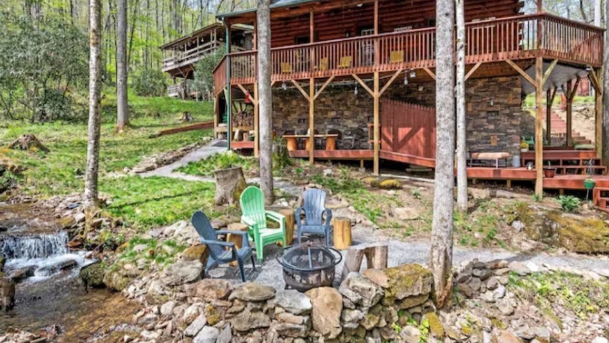 Maggie Valley Cabin | Cozy creek side cabin with fireplace, close to skiing/hiking, and shops.