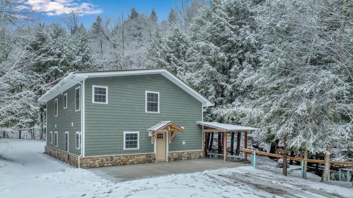 Little Valley Cabin | Cozy creekside cabin w/ hot tub