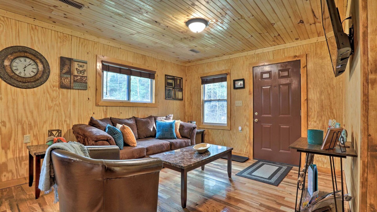 Beattyville Cabin | Cozy Creekside Cabin ~ 24 Mi to Red River!