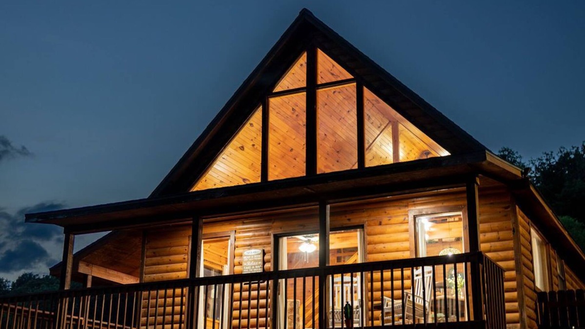 Powell Cabin | Cozy Creekside Cabin - Sleeps 6 - Perfect for campfires & making memories