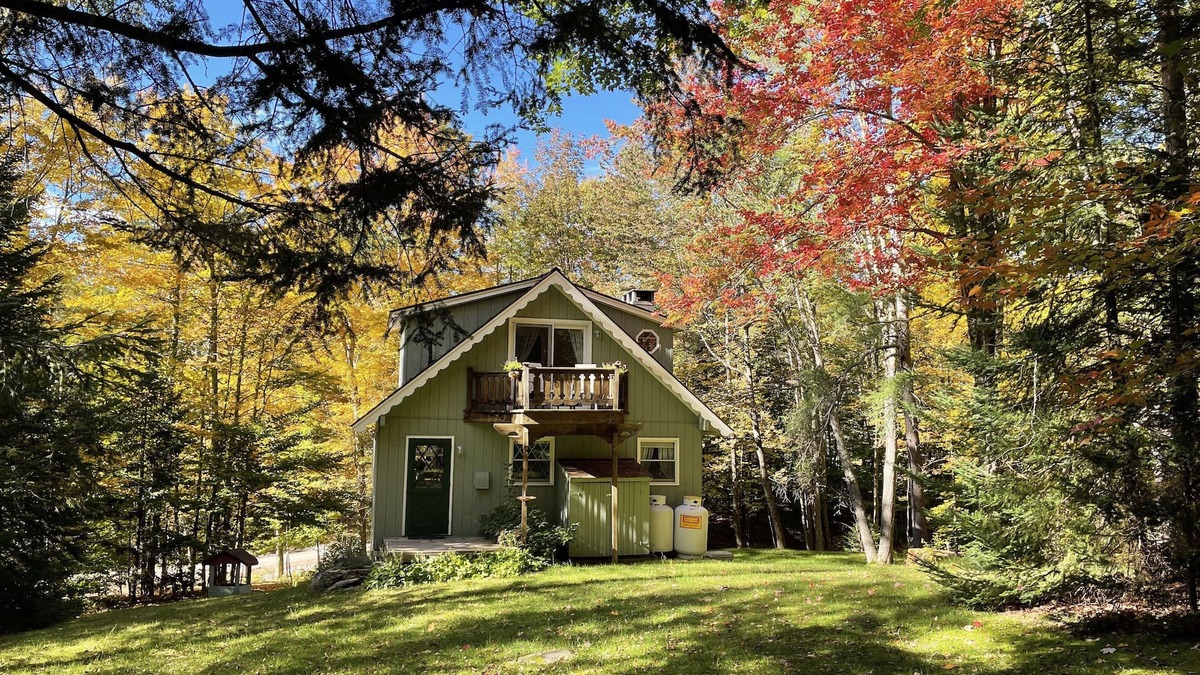 Weston Ski Chalet | Cozy Creekside Chalet centrally located near 4 ski resorts