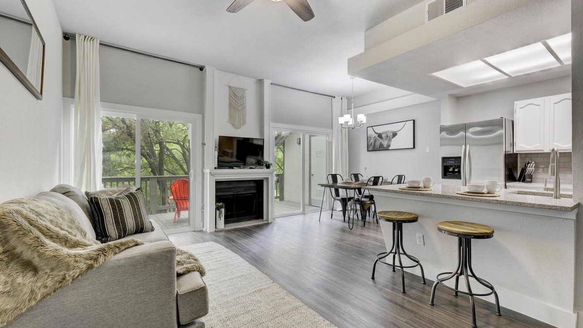 Westgate House | Cozy Creekside Retreat! Close to the City + Nature + Creek + Pet friendly.