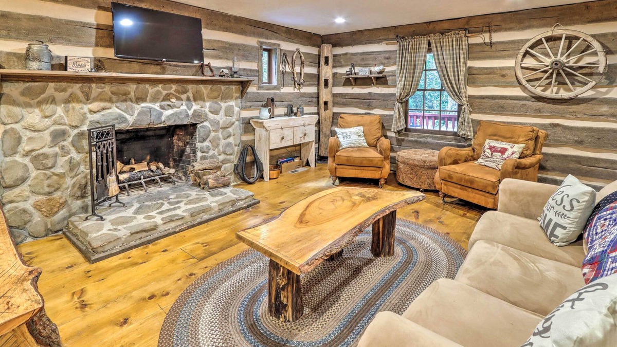 Sautee Nacoochee Cabin | Cozy Creekside Mountain Escape w/Hot Tub!