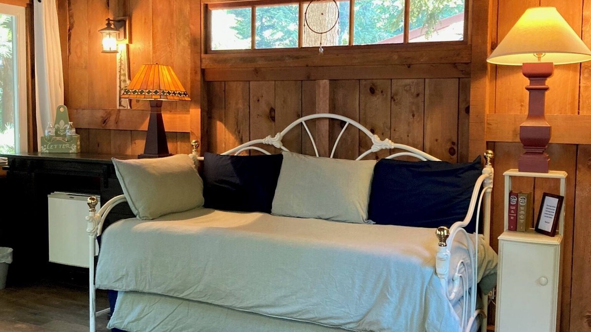 Newaygo Cabin | Cozy Croton Pond Cabin